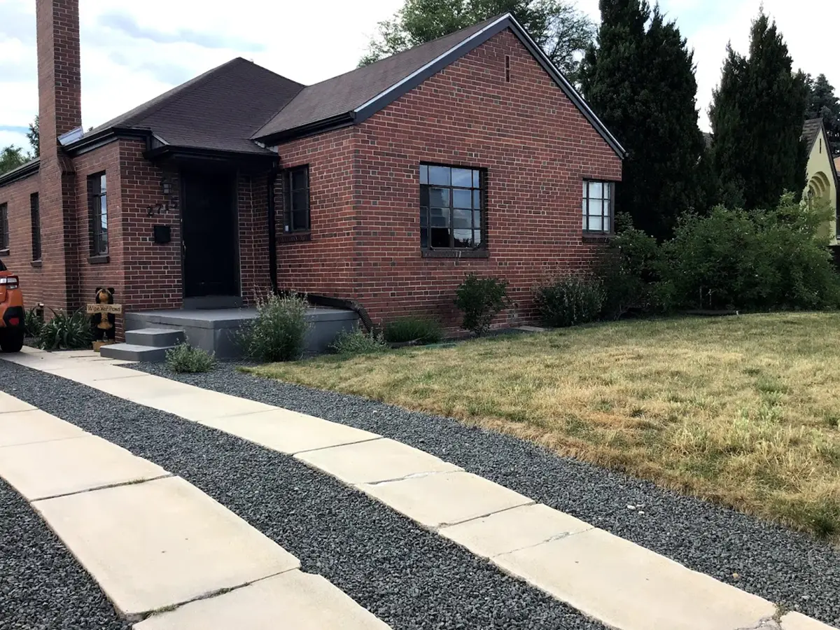 bland front house before xeriscape